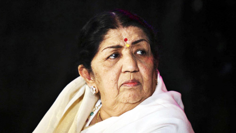 কম বয়সে বাবাকে হারানোর পর পরিবারের দায়িত্ব নিজের কাঁধে তুলে নেন লতা। আশা, ঊষা, মীনা এবং হৃদয়নাথ— ভাইবোনকে প্রতিপালনের জন্য কম বয়সেই উপার্জনের রাস্তা খুঁজতে হয়েছে তাঁকে।