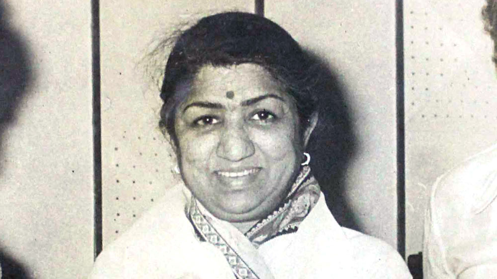 বাবার মৃত্যুর পর পরিবারিক বন্ধু বিনায়ক দামোদর কর্নাটকির সাহায্য পেয়েছিলেন লতারা। ‘নবযুগ চিত্রপট’ ফিল্ম কোম্পানির মালিক বিনায়কের প্রচেষ্টায় মরাঠি ছবিতে অভিনয় এবং গান গাওয়ার সুযোগও আসে।