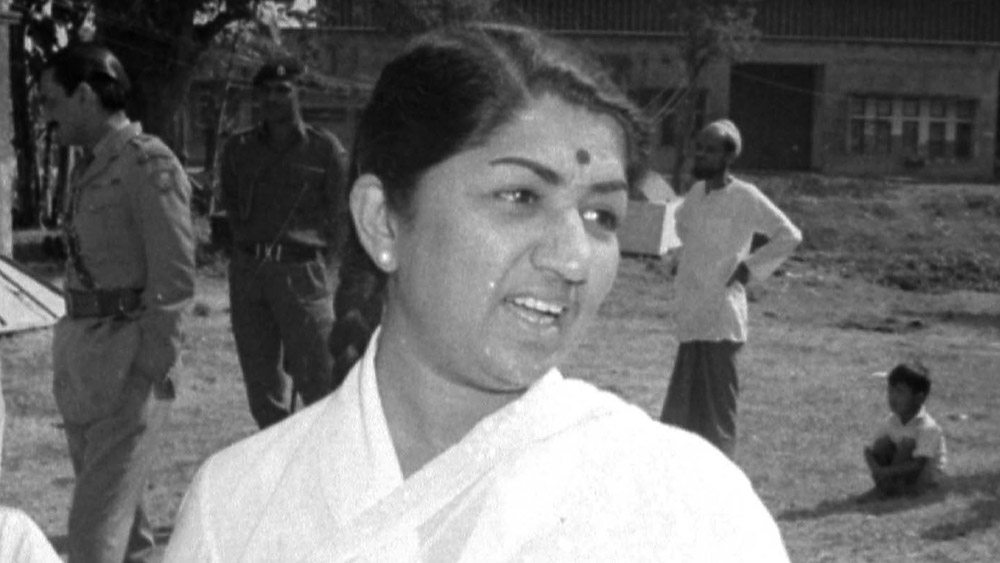 উপার্জনের তাগিদেই ছবিতে অভিনয় করেছেন। তখন বয়স মাত্র ১৩। তবে সে জগতে মন বসেনি। তাই অভিনয় করার কথা ভাবেননি। বিভিন্ন সাক্ষাৎকারে নিজের অভিনয় জীবন প্রসঙ্গে প্রায়শই বলতেন লতা।