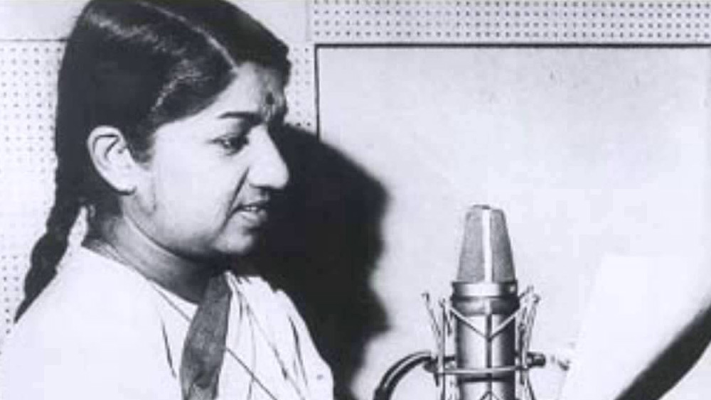 বলিউডি ছবিতে নেপথ্য-গায়িকা হিসাবে লতার প্রথম ছবি ‘মহল’। সেটা ছিল ১৯৪৯। তবে তারও আগে ১৯৪২ সালে মরাঠি ছবি ‘কিতী হসাল’-এ প্রথম গান রেকর্ড করেন লতা।