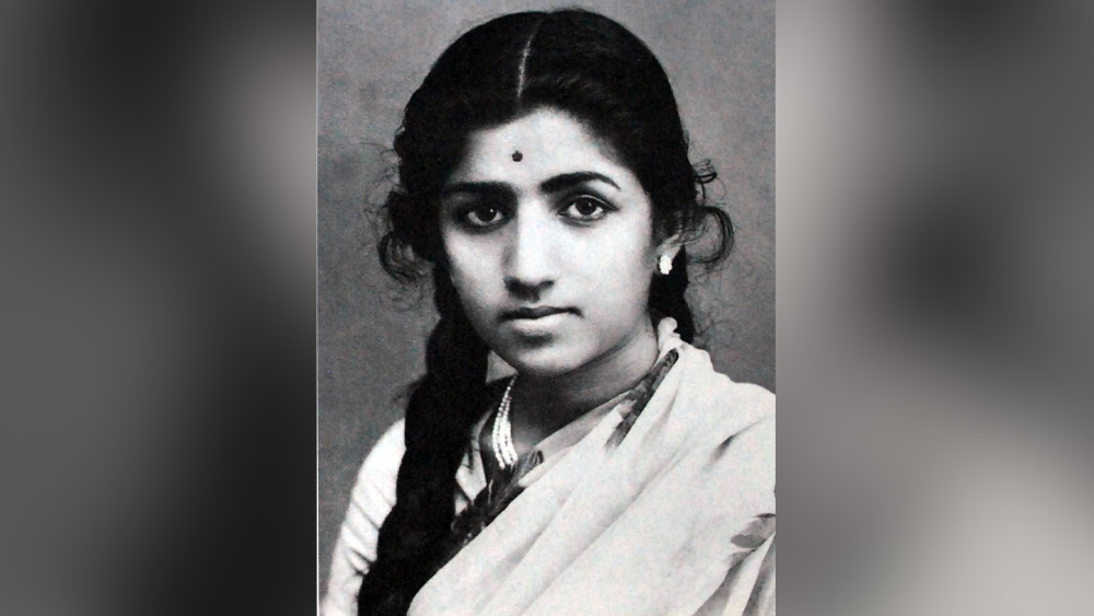 প্রথম বার মঞ্চে উঠে গান শোনানোর জন্য লতার উপার্জন ছিল ২৫ টাকা। তবে অশোককুমার-মধুবালা অভিনীত ‘মহল’-ই তাঁর কেরিয়ারের  মোড় ঘুরিয়ে দেয়। ওই ছবির ‘আয়েগা আনেওয়ালা’ গানটি তুমুল জনপ্রিয় হওয়ার পর পিছন ফিরে তাকাতে হয়নি লতাকে।