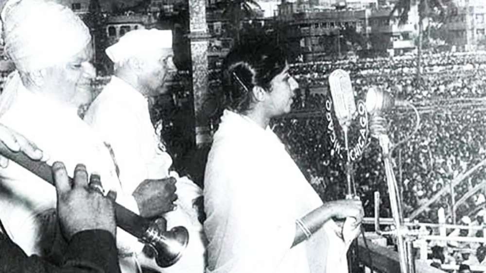 রামলীলা ময়দানের অনুষ্ঠানে লতার পাশে গান শুনছেন নেহরু।