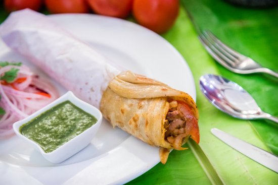 এগ রোলের পাশাপাশি চিকেন রোল, মটন রোল, ফিশ রোল, চিংড়ির রোল, পর্ক রোল এই শহরের মানুষের মন জয় করে নিয়েছে।