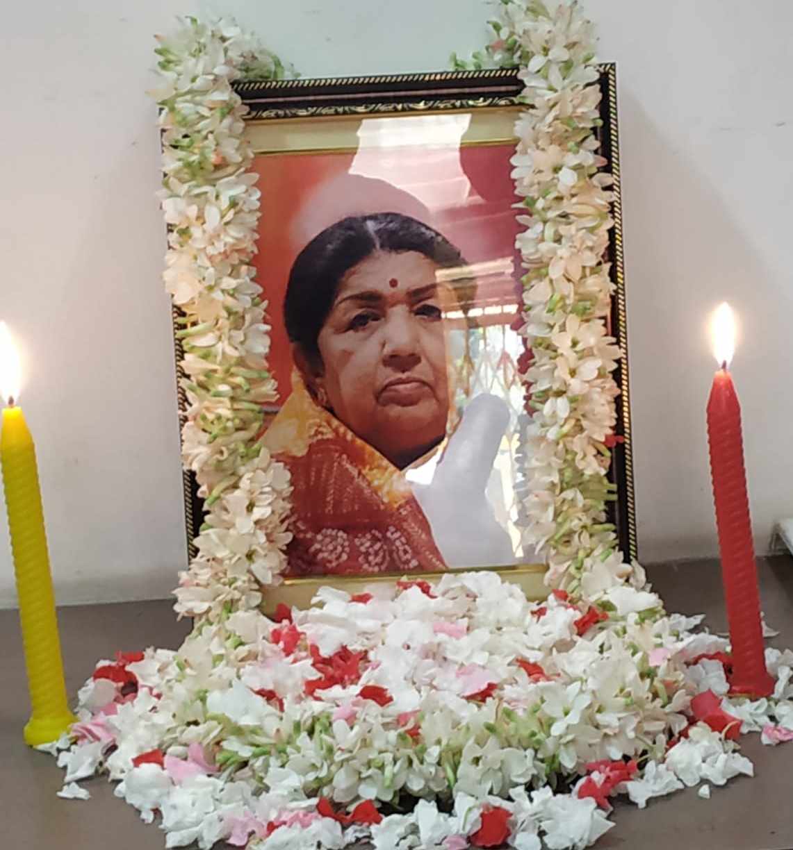 লতার মূর্তিতে মাল্যদান