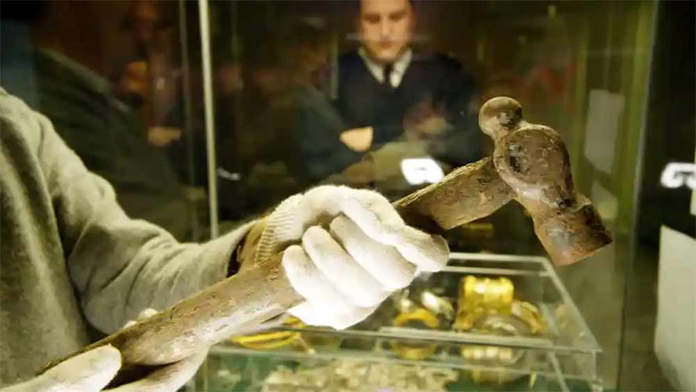 সম্পদের সন্ধান পেতেই পুলিশ ডেকেছিলেন লয়েস। খবর যায় সাফোক কাউন্টি কাউন্সিলেও। ঘটনাস্থলে ছুটে যান কাউন্সিলের প্রত্নতত্ত্ববিদ জুডিথ প্লভিয়েজ। একটি ওক কাঠের বাক্সে ঠাসা ছিল সোনাদানা-গয়নাগাঁটি। ধনসম্পদ উদ্ধারের পর তা পরিষ্কার করে যাচাই করার জন্য ব্রিটিশ মিউজিয়ামে পাঠানো হয়েছিল। 