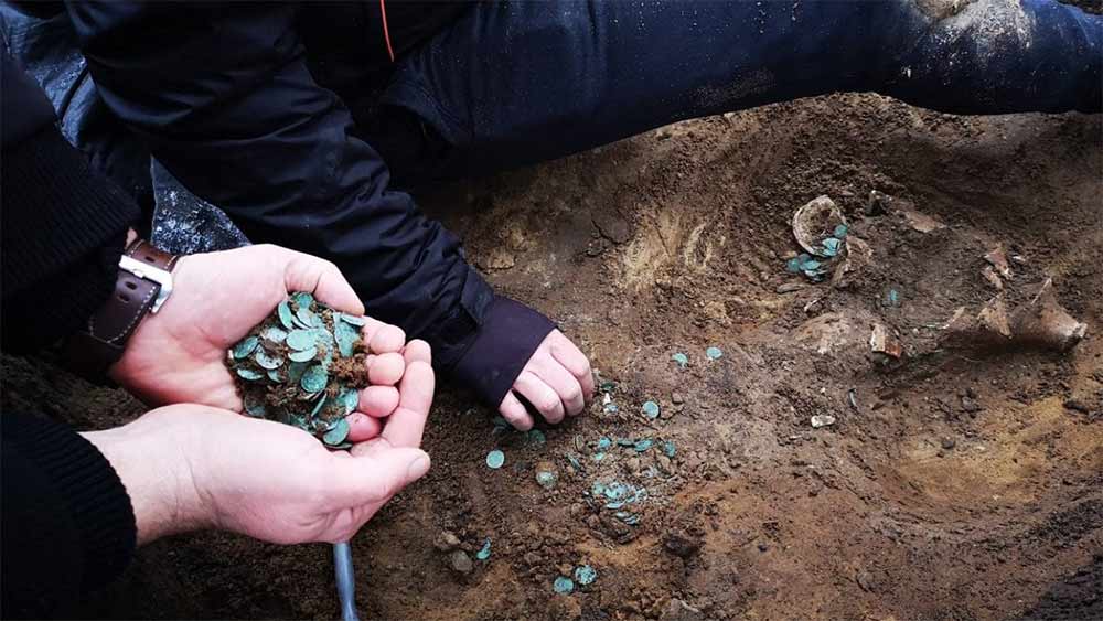 বিপুল সম্পদের খোঁজ পেলেও তা সরকারের ঘরেই জমা হয়েছিল। কারণ, যে মাঠটি থেকে লয়েস সম্পদের খোঁজ পেয়েছিলেন, তা সাফোক কাউন্টির মালিকানাধীন ছিল। ফলে আপাতত রোমান সাম্রাজ্যের বিপুল সম্পদের ঠাঁই হয়েছে ব্রিটিশ মিউজিয়ামে। 