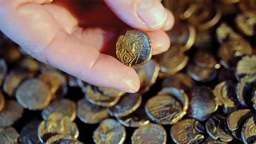 জুডিথের দাবি, প্রায় ষোলোশো বছর আগে রোমান শাসনাধীন ব্রিটেনের কোনও ধনী পরিবার হয়তো একটি বাক্সের ভিতরে ওই ধনসম্পত্তি লুকিয়ে রেখেছিলেন। প্রসঙ্গত, খ্রিস্টপূর্ব ৪৩ থেকে পরের প্রায় ৪০০ বছর পর্যন্ত রোমানদের দখলে ছিল ব্রিটেন। জুডিথ বলেছিলেন, ‘‘রোমান সাম্রাজ্য সম্পর্কে যে তথ্যপ্রাপ্তি হবে, তার নিরিখে একে অমূল্য সম্পদ বলে যায়।’’