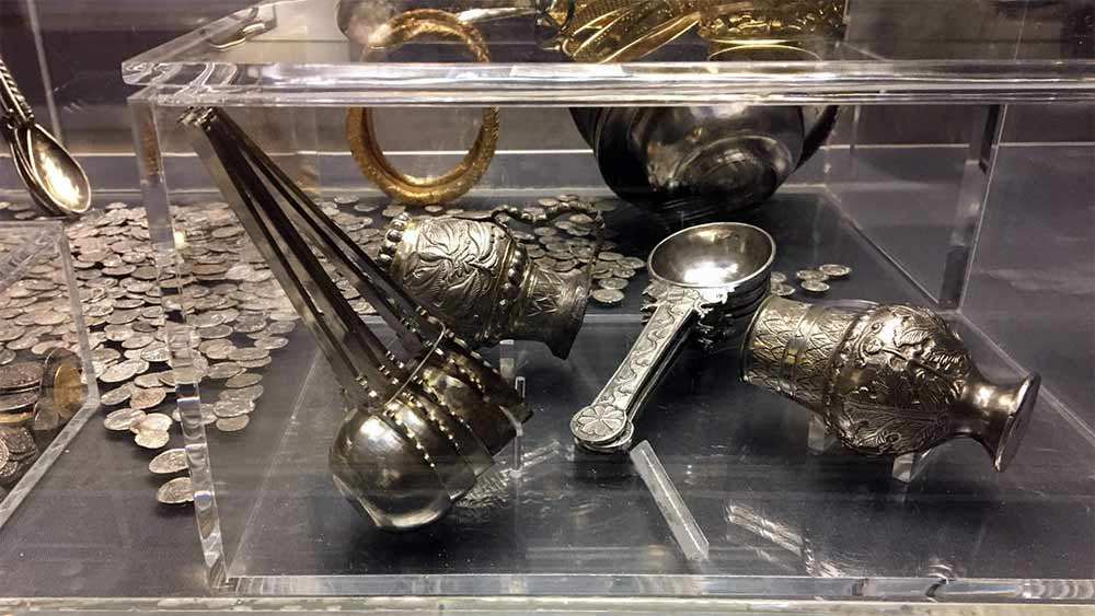 ওক্সনের ওই মাঠ থেকে কী কী উদ্ধার হয়েছিল? ব্রিটিশ মিউজিয়ামের তরফে জানানো হয়েছিল, একটি ছোট বাক্সে রোমান সাম্রাজ্যের ১৪ হাজার ৮৬৫টি সোনা-রুপো-ব্রোঞ্জের মুদ্রা রাখা ছিল। এ ছাড়াও সোনা-রুপোর কাটাচামচ, পাত্র-সহ প্রায় ২০০টি জিনিসও উদ্ধার হয়েছে। সঙ্গে রয়েছে পুরোপুরি রুপোর একটি প্যান্থারের মূর্তি। সোনার চেন, বহুমূল্য পাথর বসানো কয়েকশো গয়না। এক পাউন্ডেরও বেশি ওজনের চুনি বসানো একটি সোনার হার।