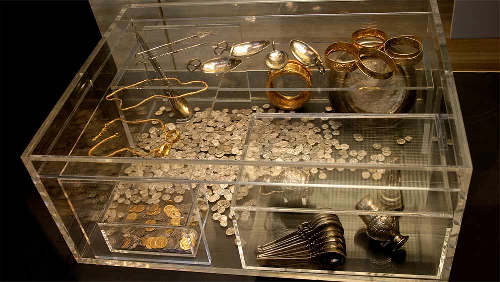 বিপুল ধনসম্পত্তির খোঁজ পাওয়ার পর ব্রিটিশ সরকারের নিয়ম অনুযায়ী অর্থপ্রাপ্তিও ঘটেছিল লয়েসের। ১৯৯২ সালের খোঁড়াখুঁড়ির পর বিশেষজ্ঞরা জানিয়েছিলেন, প্রায় ১৫ লক্ষ ডলারের আশা করতে পারেন তিনি। ২০২২ সালে ভারতীয় মুদ্রায় যার আর্থিক মূল্য প্রায় ১১ কোটি ২০ লক্ষ টাকা।