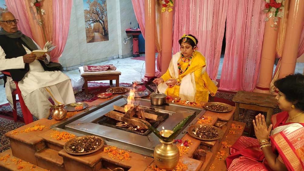 উত্তর কলকাতার আর্য সমাজ মন্দিরে উপনয়ন হল সুতপার বালিকা কন্যা শরণ্যার।