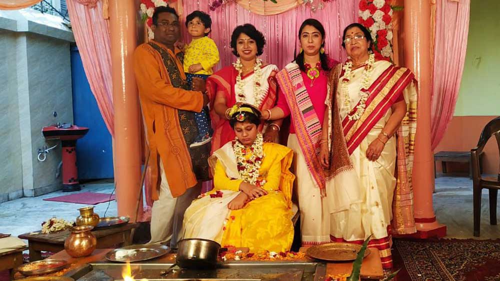আর্য সমাজ মন্দিরে মাসি, মেসো, কাকা, দিদিমার উপস্থিতিতে হয় অনুষ্ঠান।