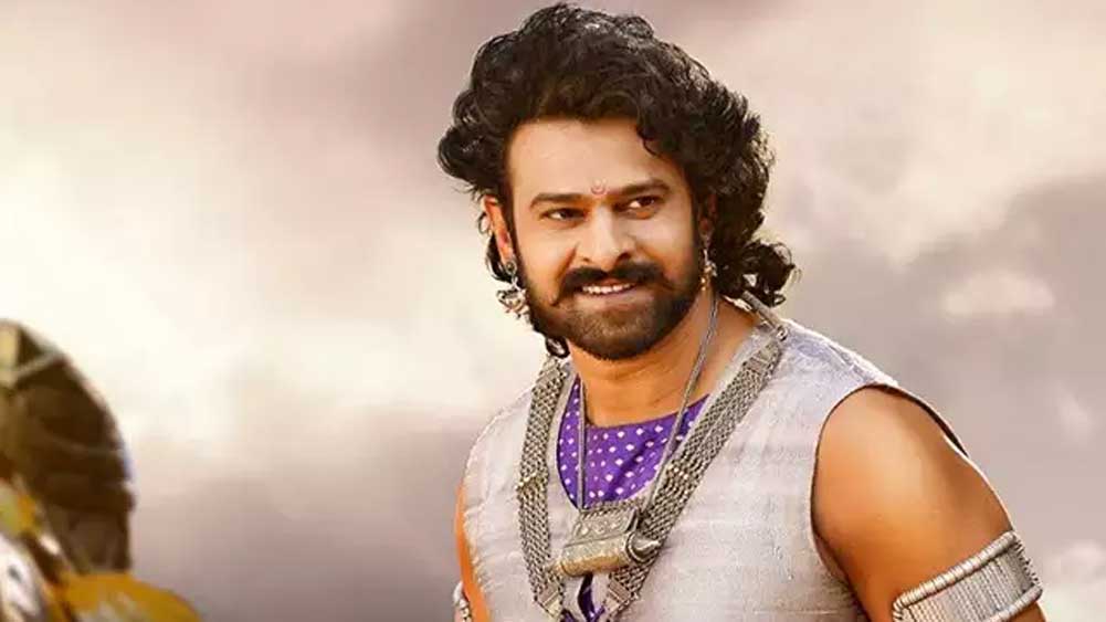 ‘বাহুবলী’ ছবির পর দেশের জনপ্রিয় অভিনেতাদের মধ্যে প্রভাস এক জন। তাঁর মুখ চেয়েই আগে পর্দায় মুক্তি চাইছেন নির্মাতা, এমনটাই জানিয়েছিলেন ‘রাধে শ্যাম’-এর সঙ্গে যুক্ত এক সূত্র।