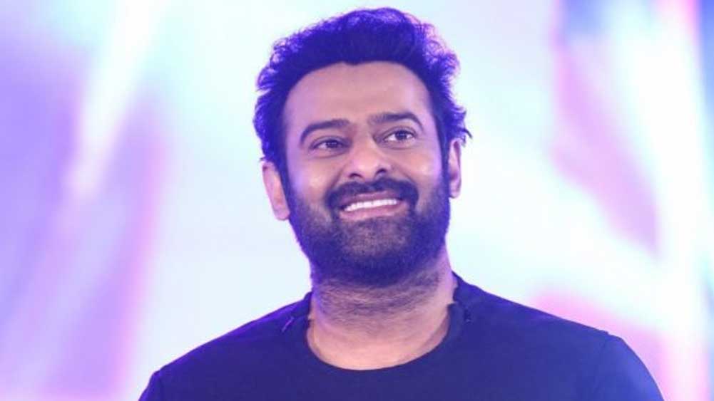 এই ছবি নিয়ে আরও একটি গুজব রটেছে বলিপাড়ায়। ‘রাধে শ্যাম’-এ অভিনয়ের জন্য প্রযোজকদের কাছ থেকে নাকি ১০০ কোটি টাকা চেয়ে বসেছেন প্রভাস।