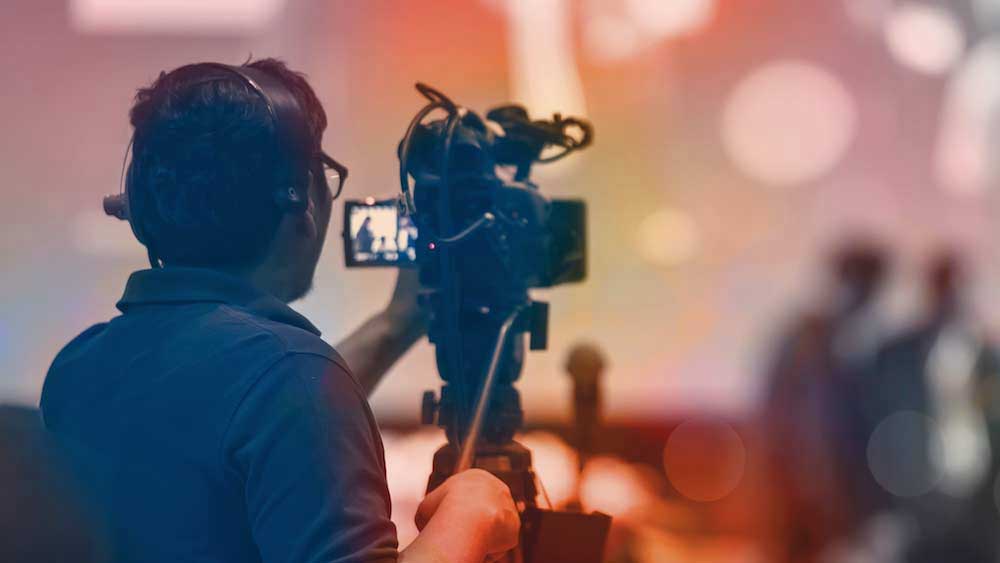 এই দু’টি বড় ছবি জানুয়ারিতে মুক্তি পাওয়ার কথা ছিল। তা-ও বাতিল হওয়ায় বছরের শুরুতেই প্রায় দেড় হাজার কোটি টাকা ক্ষতির ধাক্কা সামলাতে হয়েছে বলিউড ইন্ডাস্ট্রিকে।