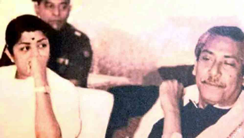 শেখ মুজিবুর রহমানের সঙ্গে লতা মঙ্গেশকর। ১৯৭২-এ ঢাকায়। ছবি: টুইটার