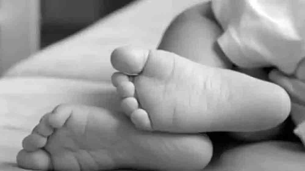 child died after falling from rooof in Phoolbagan