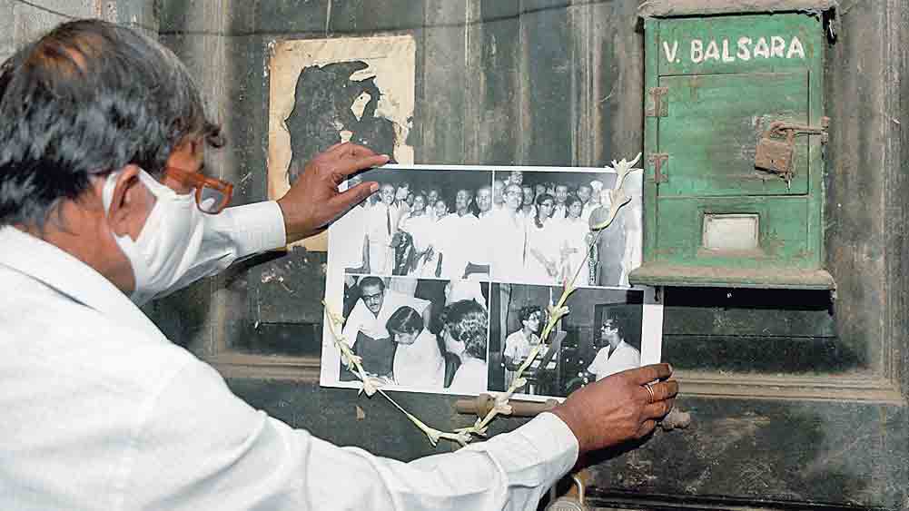 অক্রুর দত্ত লেনে ভি বালসারার বাড়িতে গানের রেকর্ডিং করেছিলেন লতা। দু’জনের ছবিতে মালা দিয়ে শ্রদ্ধাজ্ঞাপন বাড়ির বাসিন্দাদের। রবিবার।