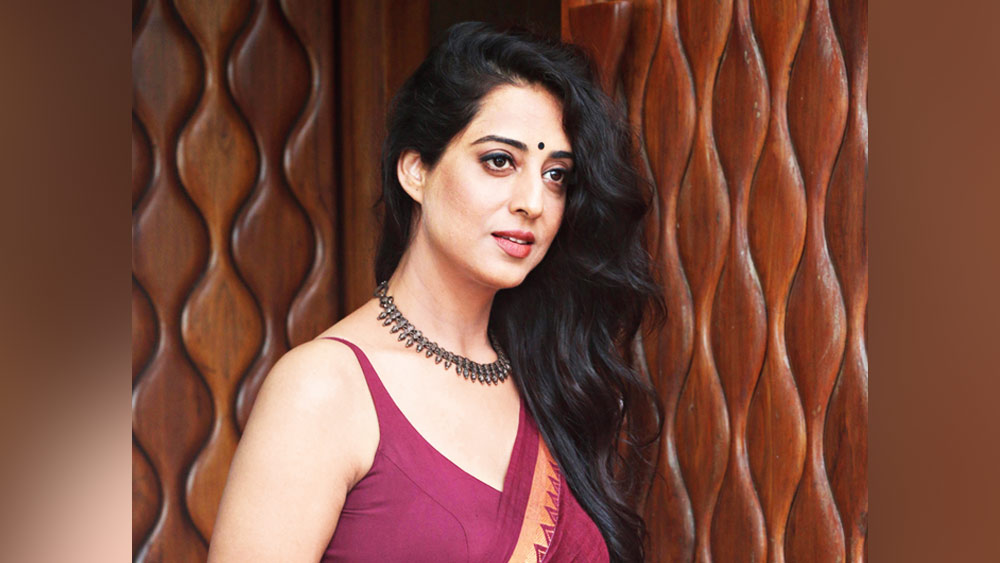 মাহির নাম ছিল রিম্পি কৌর গিল। নাম পাল্টে নিজের নাম ‘মাহি’ করে নেন। সেন্ট কবীর পাবলিক স্কুলে পড়ার সময় এনসিসি করতেন মাহি। স্বপ্নও ছিল সেনাবাহিনীতে যোগ দেওয়ার। স্কুলের পরে মাহি চণ্ডীগড়ের কলেজ থেকে স্নাতক হন। স্বপ্নপূরণের পথে বাধ সাধল দুর্ঘটনা। সেনাবাহিনীতে আধিকারিক হওয়ার প্রবেশিকা পরীক্ষাতেও উত্তীর্ণ হন তিনি। এরপর যোগ দেন তিন মাসের প্রশিক্ষণপর্বে। সে সময়ে প্যারাশুটের দড়ি ছিঁড়ে গুরুতর আহত হন। এরপরই মাহির বাড়ির লোক ভয় পেয়ে যান। সেনাবাহিনীতে যোগ দেওয়ার স্বপ্ন মুলতুবি রেখে মাহি নাটকে স্নাতকোত্তর করতে ভর্তি হন পঞ্জাব বিশ্ববিদ্যালয়ে। এমন সময়ই একটি জন্মদিনের পার্টিতে মাহিকে দেখে পছন্দ হয় অনুরাগ কাশ্যপের। তিনি তাঁকে সুযোগ দেন ‘দেব ডি’ ছবিতে।