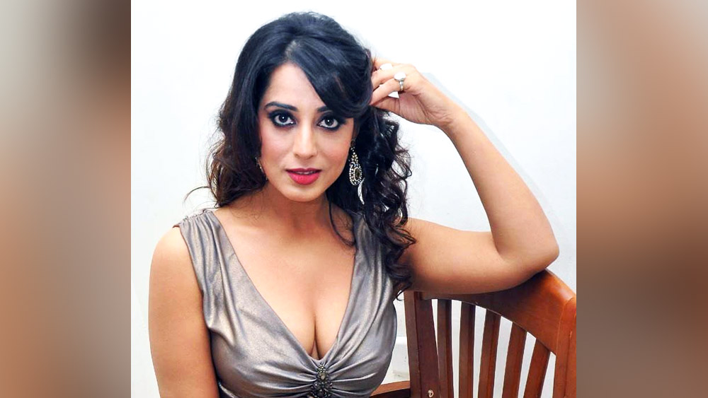 ইন্ডাস্ট্রিতে মাহি নিজের জায়গা মজবুত করতে পেরেছিলেন ‘সাহেব বিবি অউর গ্যাংস্টার’-এ। এই ছবিতে তাঁর ‘মাধবী’ চরিত্রটি জনপ্রিয়তা পায়। এ সময় পরিচালক তিগমাংশু ধুলিয়ার সঙ্গে মাহির সম্পর্ক নিয়ে বহু গুঞ্জন শোনা যেতে থাকে। ক্রমে ইন্ডাস্ট্রিতে আলোচনার বিষয় হয়ে ওঠে তাঁদের প্রেম। মাহির অভিনয়ে মুগ্ধ তিগমাংশু তাঁর ‘পান সিংহ তোমর’ এবং ‘সাহেব বিবি গ্যাংস্টার রিটার্নস’ ছবিতেও সুযোগ দেন তাঁকে।  ‘বুলেট রাজা’ ছবিতে মাহির জন্য বিশেষ একটি গানের সিকোয়েন্স রাখেন তিগমাংশু। এখানেই শেষ নয়। শুধু মাহির কথা ভেবেই নাকি তিগমাংশু পরিচালনা করেন ‘সাহেব বিবি অউর গ্যাংস্টার থ্রি’ ছবির। কিন্তু বক্স অফিসে ছবিটি চূড়ান্ত ব্যর্থ হয়। ব্যর্থতার দায় গিয়ে পড়ে পরিচালক তিগমাংশুর উপরেই। অভিযোগ, তিনি মাহিকে গুরুত্ব দিতে বাকি কুশীলবদের ভূমিকা যথেচ্ছ ছোট করে দিয়েছিলেন। মাহি-সর্বস্ব এই ছবি সফল হয়নি বক্স অফিসে। তিগমাংশু ছাড়াও মাহির সঙ্গে সম্পর্কের গুঞ্জন শোনা গিয়েছে রণদীপ হুডার। কিন্তু কোনও সম্পর্কই মাহি স্বীকার করেননি। তা ছাড়া বিবাহিত তিগমাংশুর সঙ্গে তাঁর প্রেম রয়ে যায় গুঞ্জন হয়েই।