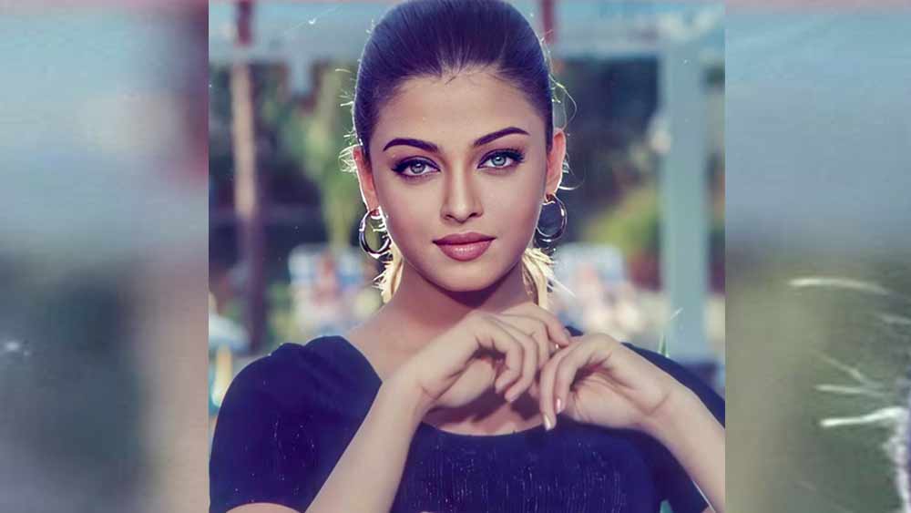 অস্বস্তিকর বিতর্কে পড়তে কার ভাল লাগে বলুন তো? তবে না-চাইলেও অনেক সময় এমন বহু বিতর্ক তৈরি হয়ে যায় যাতে বিব্রত হতে হয়। আর খ্যাতনামী হলে তো কথাই নেই! ব্যক্তিগত জীবনের নানা খুঁটিনাটি দিকে জোরালো আলো ফেলে তা টেনে বার করার চেষ্টা করা হয়। বলিউডের বহু তারকার মতো এমন বহু অস্বস্তিকর বিতর্কে জড়িয়েছেন ঐশ্বর্যা রাই বচ্চনও।