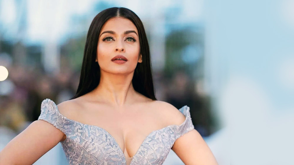 মডেলিং থেকে ‘বিশ্বসুন্দরী’-র খেতাব। তার পর বলিউডের নায়িকা। দেশীয় গণ্ডি পেরিয়ে হলিউড। তা ছাড়িয়ে কান ফিল্মোৎসবের রেড কার্পেটে দাঁড়ানো। নিজের কেরিয়ারে বহু সোনালি মুহূর্ত দেখেছেন অমিতাভ বচ্চনের পূত্রবধূ। একই সঙ্গে অস্বস্তিকর বিতর্কেও জড়িয়েছেন একাধিক বার।