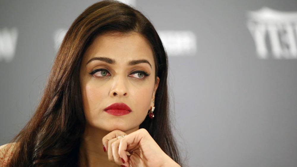 কখনও গভীর রাতে নিজের বাড়ির সামনে ‘প্রেমিক’ সলমনের চিৎকার-চেঁচামেচি। কখনও বা স্বামী অভিষেক বচ্চনের সামনেই একমঞ্চে অজয় দেবগণের ‘চুমু’। আবার এক সময় খোদ অমিতাভের সঙ্গে তাঁর ‘সম্পর্ক’ নিয়ে জল্পনা। এমন সব অস্বস্তিকর বিতর্কে জড়ালে কার মেজাজ ঠান্ডা থাকে বলুন তো? এ সব বিতর্কে ঐশ্বর্যারও মেজাজ বিগড়ে যেতে বাধ্য। তাঁর ভক্তরা হামেশাই এ কথা বলেন।