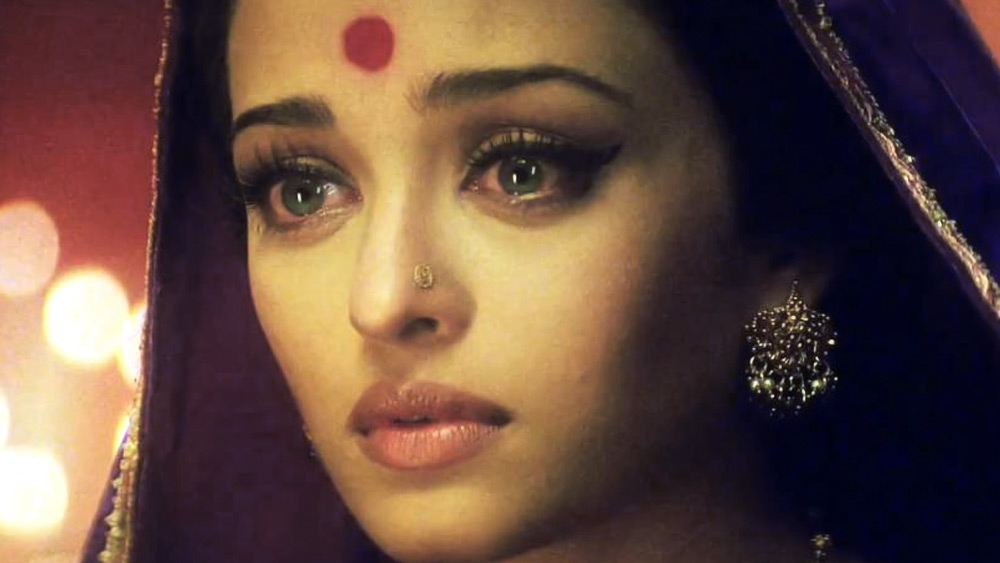 সত্যি কি মিথ্যা তা জানা নেই। তবে মাসুদের দাবি ঘিরে পাকিস্তানের অনেকেই হতবাক। শোনা যায়, গোটা বিতর্কে মুখ না খুললেও তাতে আহত হয়েছেন ঐশ্বর্যা।