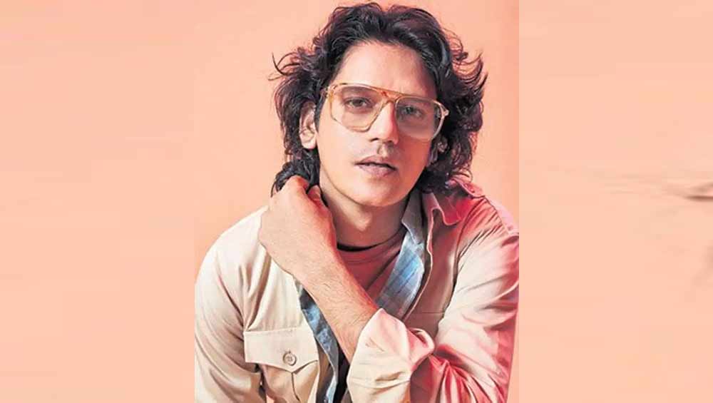 হায়দরাবাদের এক মধ্যবিত্ত মারোয়াড়ি পরিবারে বেড়ে ওঠা বিজয়ের চোখে শুধু অভিনয়ের স্বপ্ন ছিল। তা নিয়ে পুণের ফিল্ম অ্যান্ড টেলিভিশন ইনস্টিটিউট-এ ছুটে গিয়েছিলেন। তার আগে থিয়েটারেও নিজেকে শান দিয়েছেন ৩৫ বছরের বিজয়।