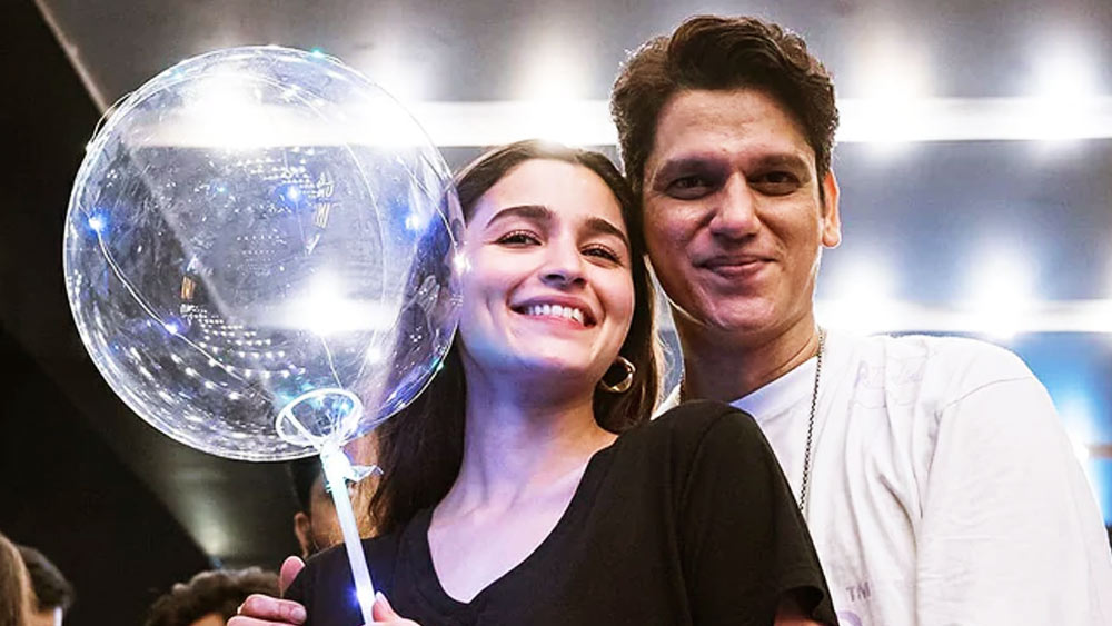 প্রযোজক হিসেবে নিজের প্রথম প্রজেক্টেই শেফালি শাহ, রোশন ম্যাথিউয়ের সঙ্গে বিজয়কেও বেছে নিয়েছেন আলিয়া। তাঁর পাশে রয়েছে শাহরুখ-গৌরী খানের প্রযোজনা সংস্থাও। 