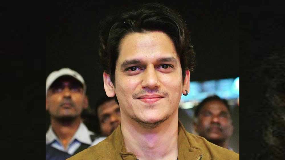 খলনায়ক হলেও তিনি গব্বর সিং নন। ‘মোগাম্বো খুশ হুয়া’ বলেও মুচকি হাসেন না। বরং আশপাশের ঘরের ছেলের মতো মাথা খাটিয়ে ‘দুষ্টু’ কাজ করেন। অনেকের মতে, বিজয়ের মতো অভিনেতারাই বলিউডের ‘হিরো’দের দিকেই চ্যালেঞ্জ ছুড়ে দিয়েছেন।