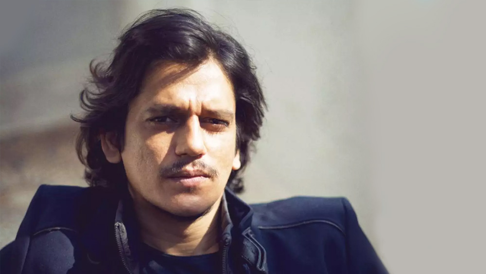 শুধুমাত্র পর্দায় নয়, বাস্তবেও বেশ ‘রিয়েল’ বিজয়। ইনস্টাগ্রামে তাঁর স্টোরি বা ছবিগুলি থেকেই নাকি তা স্পষ্ট। রোজগারের টাকায় প্রথম গাড়ি কিনলে তা ইনস্টা-য় ফলাও করে বলেছেন বটে। তবে তাতে নাকি আর পাঁচটা তারকার মতো হামবড়াই ভাব নেই। 