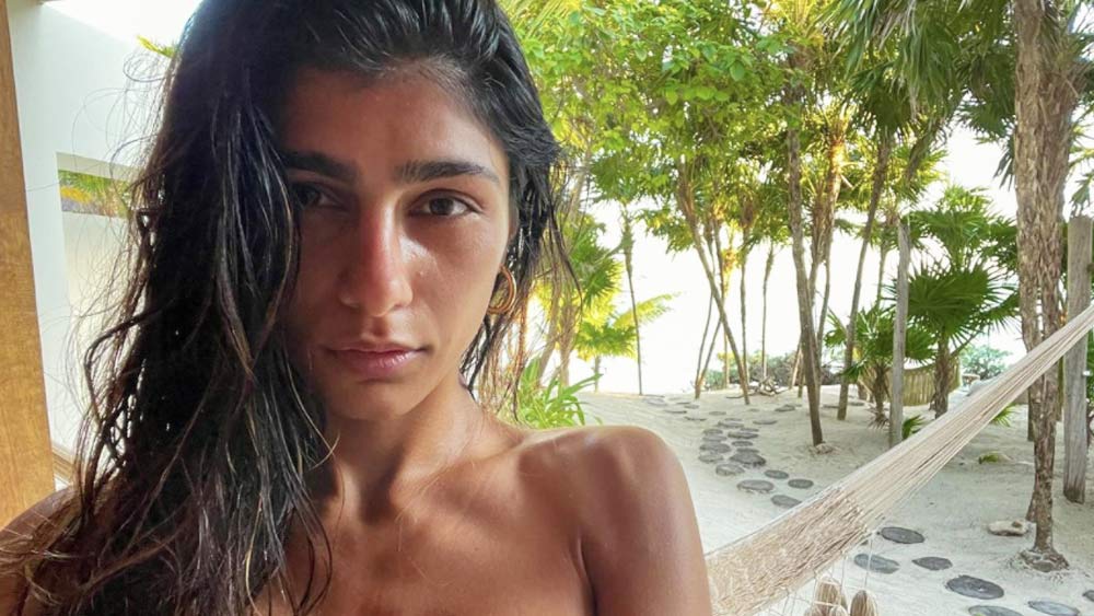 যুদ্ধদীর্ণ লেবানন ছাড়তে বাধ্য হয়েছেন মাত্র সাত বছর বয়সে। সপরিবার আমেরিকার এসেও অন্য যন্ত্রণা! ‘অদ্ভুত’ বলে কটূক্তি করেছে স্কুলের বড়রা। গায়ের রং নিয়েও খোঁচা দিয়েছে। ৯/১১-র হামলার পর তা আরও বেড়েছিল বলে দাবি।