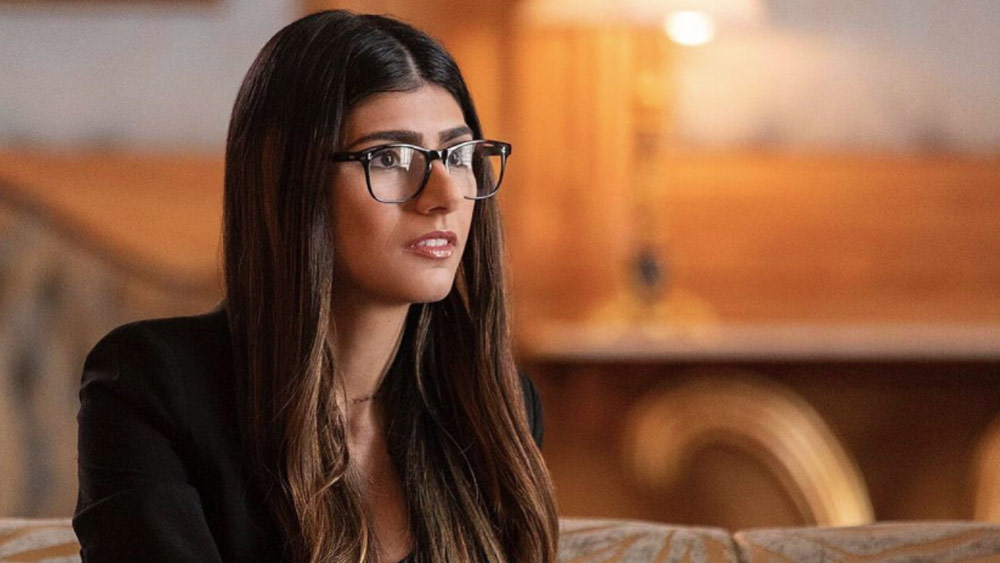 এক সময় স্কুলের পাঠ চুকিয়ে এল পাসোর টেক্সাস বিশ্ববিদ্যালয় থেকে ইতিহাস নিয়ে স্নাতক হলেন। বিশ্ববিদ্যালয়ের পড়াশোনার সময় থেকেই বারটেন্ডার এবং মডেলিং করে রোজগার শুরু। সে সময়ই প্রায় পাঁচ বছর উৎকণ্ঠাজনিত সমস্যায় ভুগেছেন। বেশি ঘাম হত বলে বোটক্স ইঞ্জেকশনও নিতে হয়েছিল।