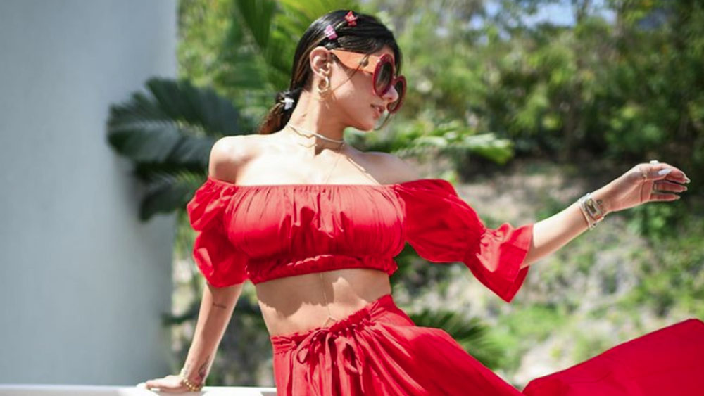 পর্ন দুনিয়ায় খ্যাতির মূল্যও চোকাতে হয়েছিল মিয়াকে। তাঁর দাবি, খুনের হুমকি দিতে শুরু করে আইএস জঙ্গিরা। অনলাইনে তাঁর ছবি বিকৃত করে তার বদলে ধড়হীন দেহ পোস্ট করা হয়।  