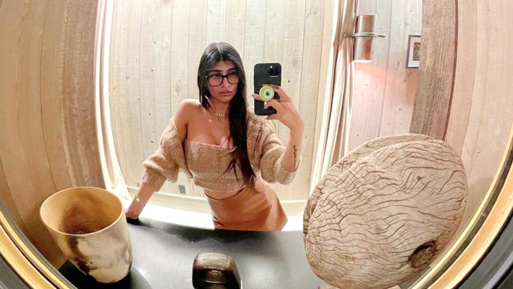 মিয়ার ট্যাটু নিয়েও কম জলঘোলা হয়নি। নিজের দেহে লেবাননের জাতীয় সঙ্গীতের প্রথম লাইনটি ট্যাটু করিয়েছেন তিনি। আর একটি ট্যাটুতে রয়েছে লেবাননের সেনা (এলএফ)-র ক্রস চিহ্ন। তবে তা নিয়েও লেবাননের একনায়কদের রোষানলে প়ড়েছিলেন মিয়া।