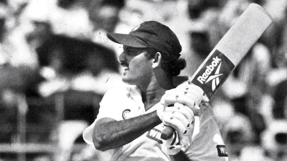 ১৯৮৪ সালে ইংল্যান্ডের বিরুদ্ধে টেস্ট অভিষেক হয় আজহারের। এক দিনের ক্রিকেটে অভিষেক পরের বছরই ইংল্যান্ডের বিরুদ্ধে।