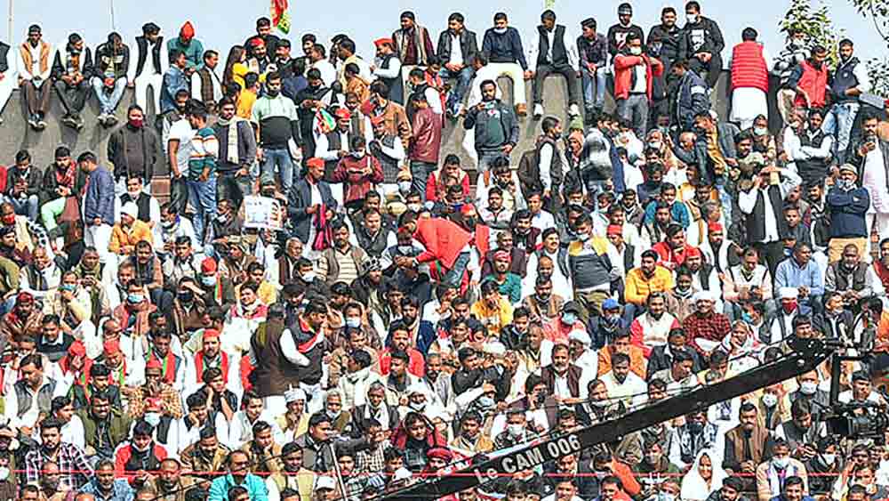 দলবদল: প্রাক্তন বিজেপি নেতাদের সমাজবাদী পার্টিতে যোগদানের অনুষ্ঠানে সমাজবাদী কর্মীদের সমাগম।