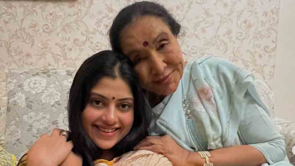 জনাই-এর ইনস্টাগ্রাম আ্যকাউন্ট জুড়ে শুধুই আশা ভোঁসলে। ঠাকুমার সঙ্গে কাটানো নানা মুহূর্তের কোলাজ দিয়েই সেজে উঠেছে তাঁর ইনস্টা আ্যকাউন্ট।