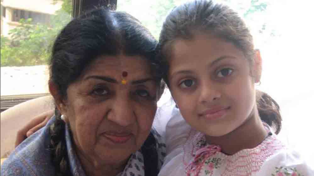 আশা ভোঁসলের পুত্র আনন্দ ভোঁসলের কন্যা জনাই ভোঁসলেও গানের জগতে নিজের জাত চেনাচ্ছেন। একজন উঠতি সঙ্গীত শিল্পী হলেও ক্রমেই নিজের সাঙ্গীতিক প্রতিভার পরিচয় দিচ্ছেন মঙ্গেশকর পরিবারের তৃতীয় প্রজন্মের এই সদস্যা।