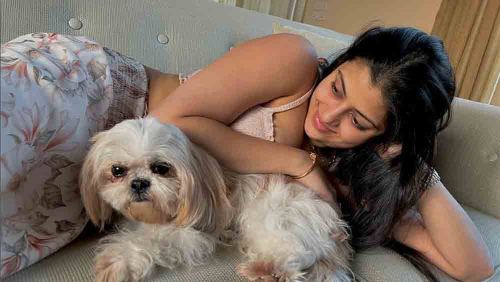 ট্রান্সজেন্ডারদের নিয়ে তৈরি ভারতবর্ষের প্রথম গানের দল ‘সিক্স প্যাকের’ সঙ্গে কাজের মধ্যে দিয়েই গানের জগতে তাঁর আত্মপ্রকাশ ঘটে।