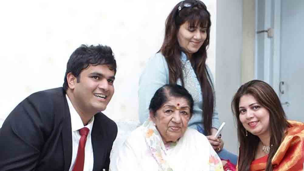 শুধু সঙ্গীত নয়, অভিনয় চর্চাতেও তিনি আগ্রহী। মরাঠি নাটকে অভিনয় করেছেন।