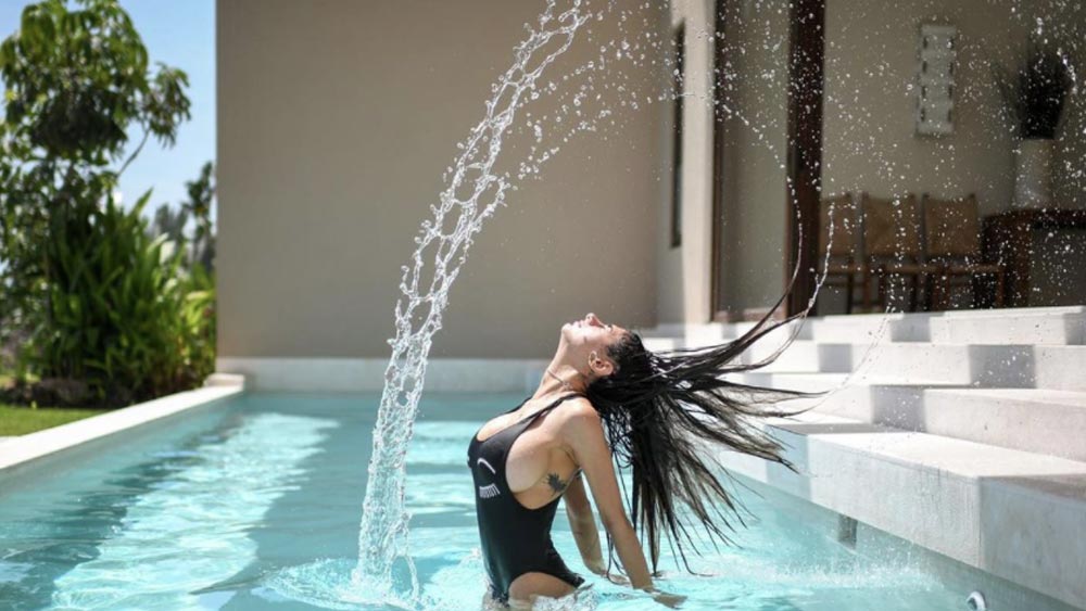 বিতর্কের ঝড়ে মুখ খোলেন মিয়া। বলে বসেন, ‘‘সুদূরে প্রান্তে বসেও এক জন লেবানিজ-আমেরিকান পর্ন তারকা যদি ওই সমাজে ঝড় তুলতে পারেন, তবে লেবাননে নারীদের কতটা অধিকার রয়েছে, বুঝুন! লেবাননকে মধ্যপ্রাচ্যের সবচেয়ে পশ্চিমী সভ্যতাঘেঁষা দেশ বলতাম। তবে এখন দেখছি তা অত্যন্ত রক্ষণক্ষীল।’’