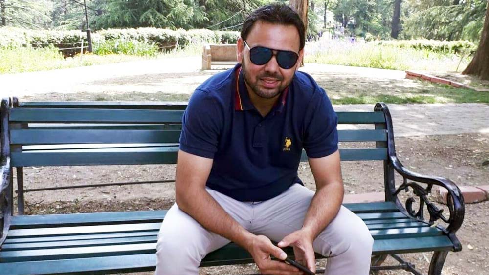 ভারতীয় জার্সি পরার সুযোগ পাননি। তবে প্রথম শ্রেণির ক্রিকেটে বেশ সফল রিকি। ২০০৮ সালে অবসরের আগে পঞ্জাবের হয়ে রঞ্জি ট্রফিতে নিয়মিত খেলেছেন। ডান হাতি ওপেনারের ব্যাট থেকে এসেছে ১৩টি শতরান ও ১৫টি অর্ধশতরান। ক্রিকেট মাঠকে বিদায় দিয়ে এখন এয়ার ইন্ডিয়ার কমার্শিয়াল অফিসার হিসাবে কাজ করছেন রবনীত।