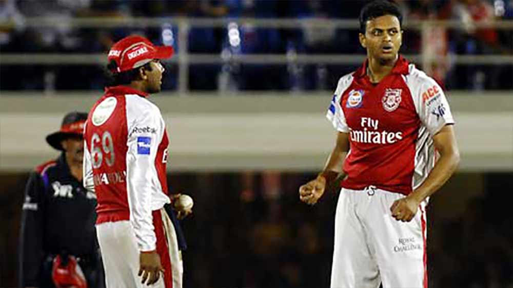 কেরিয়ারের শুরুতে প্রতিভাবান বলে নাম ছড়িয়েছিল শলভ শ্রীবাস্তবের। তবে তা শেষ হয় কলঙ্কিত অধ্যায়ে। কলম্বোর টুর্নামেন্টে ১৪টি উইকেট নিয়েছিলে শলভ। রঞ্জি ট্রফিতে সোধির মতোই ২০০৬-’০৭ মরসুমে উত্তরপ্রদেশের নিয়মিত সদস্য ছিলেন। ২০১১ সালে পঞ্জাবের হয়ে আইপিএলেও নামেন। ৪১টি প্রথম শ্রেণির ক্রিকেটে ১৩০টি উইকেট রয়েছে শলভের।