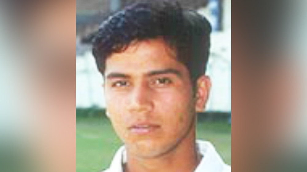 অনূর্ধ্ব-১৯ বিশ্বকাপের ফাইনালে একটি উইকেট নিয়েছিলেন মৃত্যুঞ্জয় ত্রিপাঠী। ওই টুর্নামেন্টের পরে ১৩টি প্রথম শ্রেণির ক্রিকেটে দেখা গিয়েছিল তাঁকে। কিছু দিন পর আচমকাই ক্রিকেট থেকে সরে যান তিনি। তবে ১৩ ম্যাচে ৩০টি উইকেট নেন অবসরের আগে।