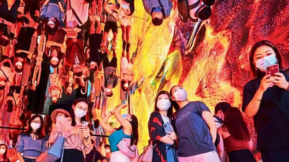 যাঁরা মেটাভার্সে থাকবেন, তাঁরা তাঁদের বন্ধুদের সঙ্গে সারা দুনিয়া জুড়ে ভার্চুয়াল ট্যুরে যেতে পারেন, কনসার্টে যেতে পারেন, যোগাযোগ রাখতে পারেন এবং আরও নানা রকম অনুষ্ঠানে একসঙ্গে ভার্চুয়ালি যোগাযোগ রাখতে পারেন। 