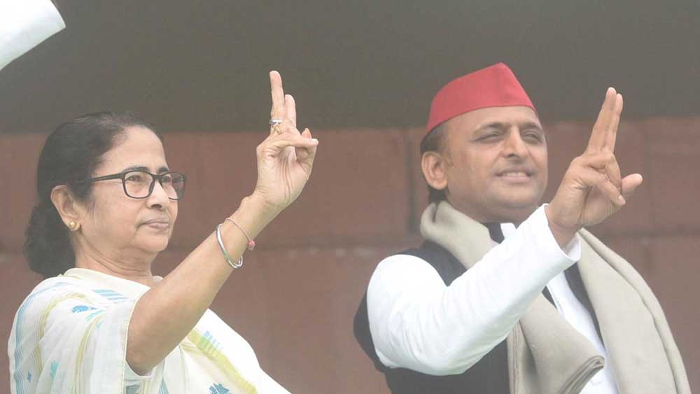 লখনউয়ের ভার্চুয়াল সভায় মমতা বন্দ্যোপাধ্যায় ও অখিলেশ যাদব। মঙ্গলবার। নিজস্ব চিত্র