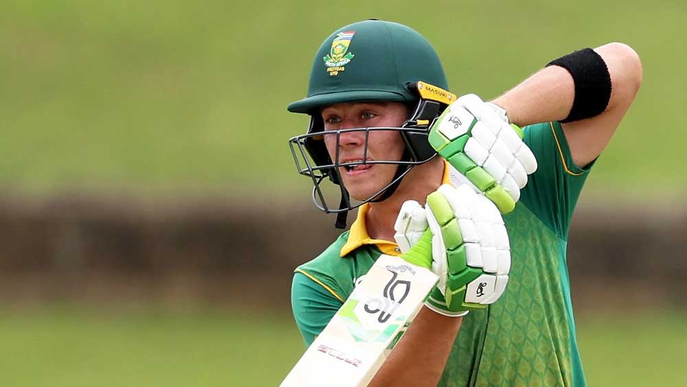 ডিওয়াল্ড ব্রেভিস: মাত্র ১৮ বছর বয়স দক্ষিণ আফ্রিকার এই ক্রিকেটারের। শুভমন গিলকে ছেড়ে দেওয়ার পর ব্রেভিসকে নিতে পারে কেকেআর। টি-টোয়েন্টি ক্রিকেটে তিন নম্বরে একেবারে আদর্শ ব্রেভিস। অনূর্ধ্ব-১৯ বিশ্বকাপে তাঁর রান ১৩৮, ৬, ৯৭, ৯৬, ১০৪, ৬৫, ৫০। ডিভিলিয়ার্সের নামের সঙ্গে মিল রেখে তাঁকে বলা হচ্ছে ‘বেবি এবি’। মাত্র ২০ লক্ষ টাকায় তাঁকে নিতেই পারে কেকেআর। গত মরসুমে বেঙ্কটেশ আয়ারকে যে রকম তাঁর নিজের খেলাটা খেলতে দেওয়া হয়েছিল, ব্রেভিসকেও যদি তা করতে দেওয়া হয়, তিনি সফল হতেই পারেন।