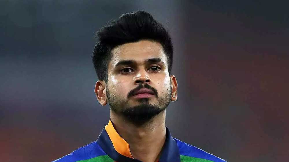 শ্রেয়স আয়ার: কেকেআর-এর ক্ষেত্রে বড় প্রশ্ন, এ বার অধিনায়ক কে হবেন। কলকাতায় এসে নিজেকে প্রমাণ করতে পারেন শ্রেয়স। দিল্লি ক্যাপিটালস থেকে কার্যত বিতাড়িতই হয়েছেন তিনি। চোট পেয়ে ছিটকে যাওয়ার পরে ঋষভ পন্থকে অধিনায়ক করে দিল্লি। পরে শ্রেয়স সুস্থ হলেও তাঁকে আর অধিনায়কত্ব দেওয়া হয়নি। শ্রেয়স বুঝিয়েই দিয়েছেন, তিনি যে দলেই যান, অধিনায়ক হিসেবে খেলতে চান। তাঁর দল পাওয়ার ক্ষেত্রে একটাই সমস্যা হতে পারে। সেটি হল মোটা টাকার (২ কোটি) ন্যূনতম দর।