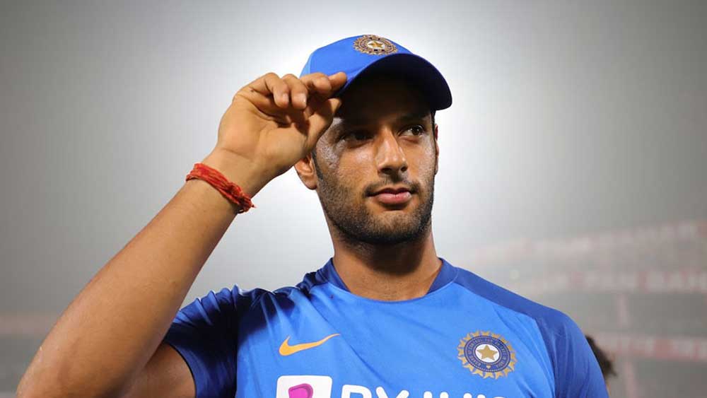 শিবম দুবে: সিম বোলিং করার পাশাপাশি বড় শট মারতে পারেন। কেকেআর যদি তাঁকে নেয়, তবে দ্বিতীয় রাসেল হয়ে উঠতে পারেন মুম্বইয়ের এই ক্রিকেটার। ন্যূনতম দর রেখেছেন ৫০ লক্ষ টাকা। তাঁর বিপক্ষে একটি বিষয়ই যেতে পারে। তিনি একেবারেই ভাল ফর্মে নেই।